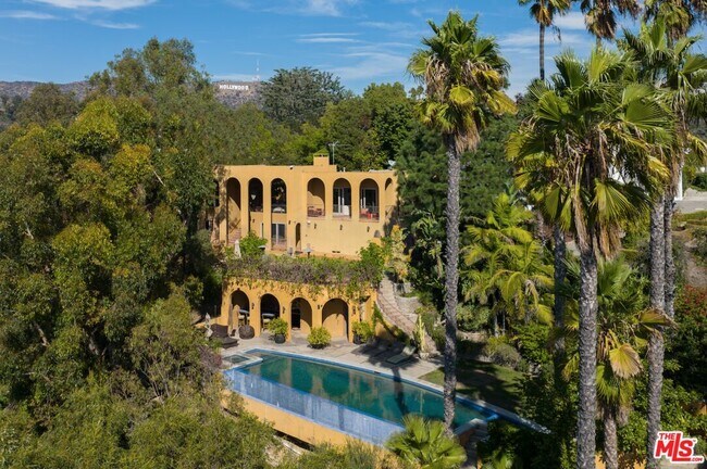 Foto del edificio - 6203 Temple Hill Dr