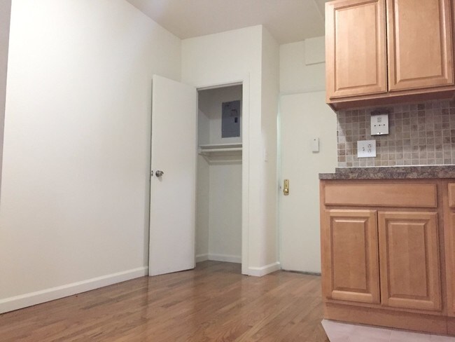 Building Photo - 138 W 46th St