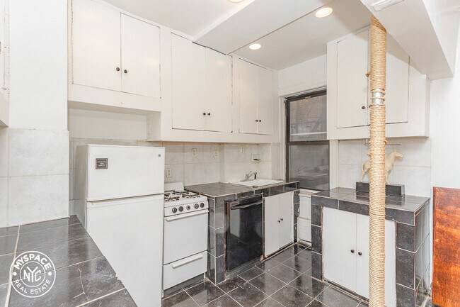 Foto del edificio - 327 Eastern Pkwy