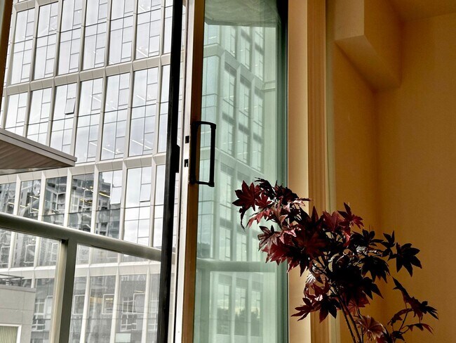 Foto del edificio - Downtown Bellevue Studio with Balcony, In-...