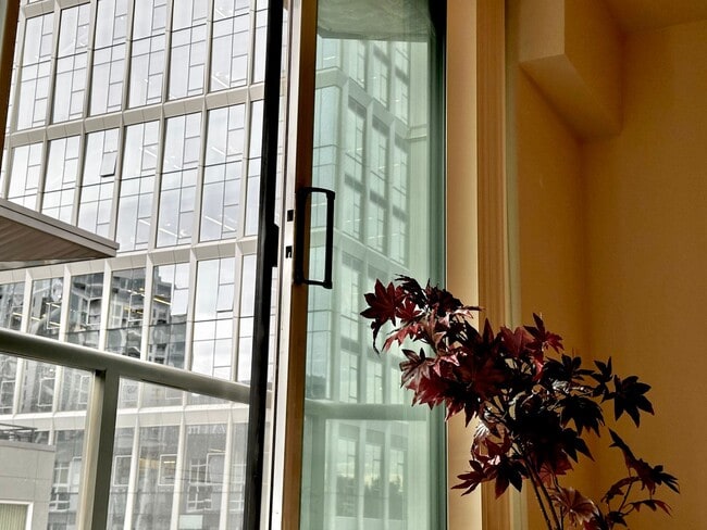 Downtown Bellevue Studio with Balcony, In-... - Downtown Bellevue Studio with Balcony, In-... Apartment