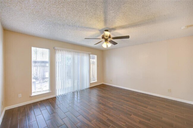 Building Photo - 2424 Miramar Ct