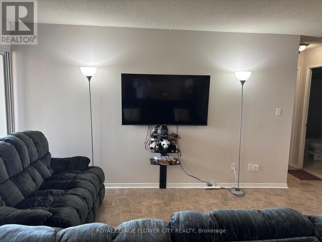 Photo du bâtiment - 145-2145 Hillcrest Ave