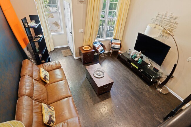 Foto del edificio - 379 Kingston Ct