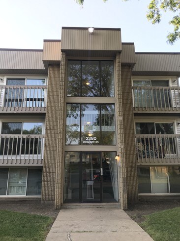 Edificio - 2380 Discovery Dr