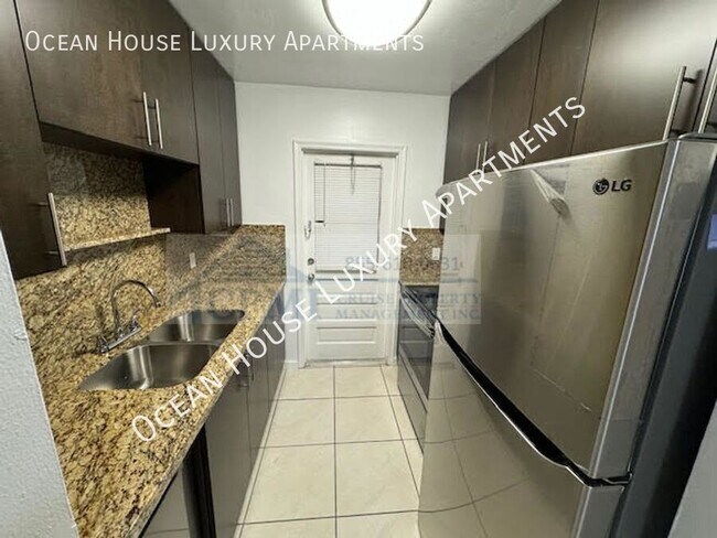 Building Photo - $995 Special Deposit and $995 First Month ...