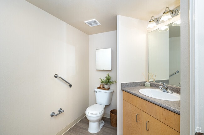 1 habitación, 1 baño - 600 pies cuadrados - Baño - Clyburn at Stapleton