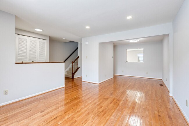 Foto del edificio - Welcome to this beautiful 3bd 3.5bth brick-front townhome in the highly sought-after Copperfield ...