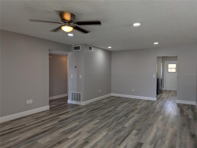Foto del edificio - 725 Northlake Blvd