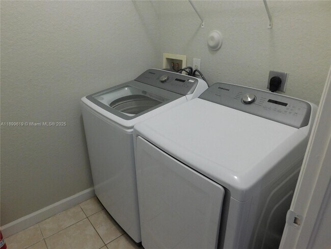 Foto del edificio - 12813 SW 132nd Terrace