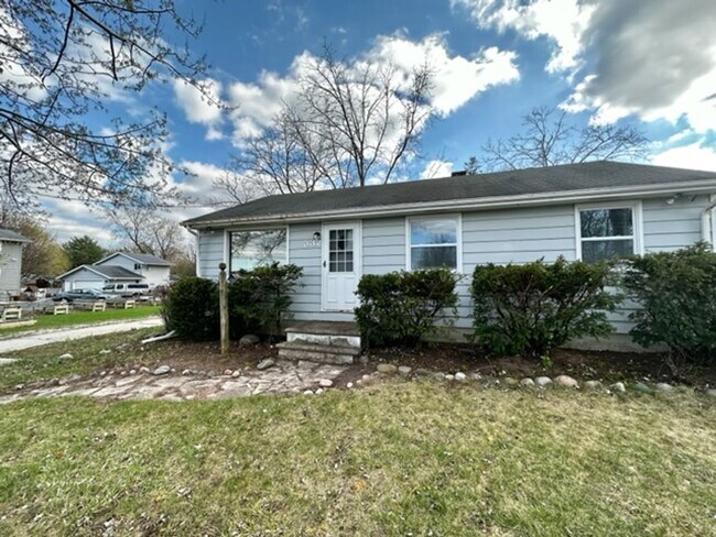 Building Photo - Charming 3 Bedroom 1 Bath Single Family Home