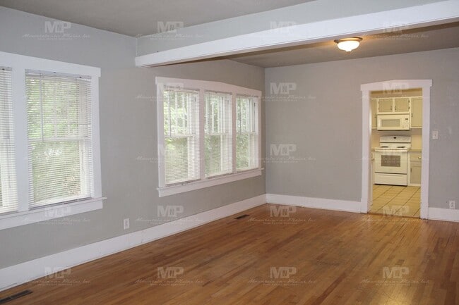 Building Photo - 639 S Whitcomb St