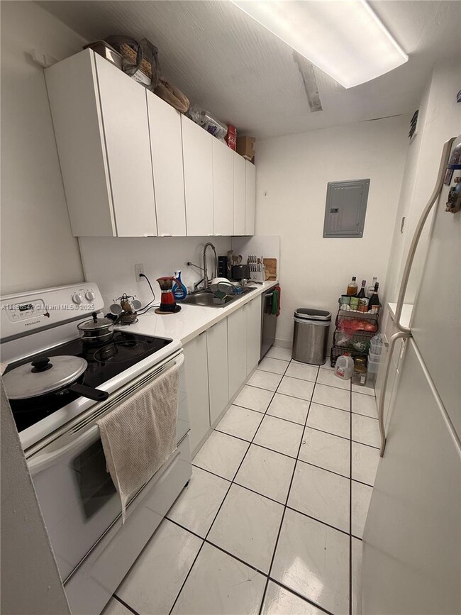 Building Photo - 605 NW 72nd Ave