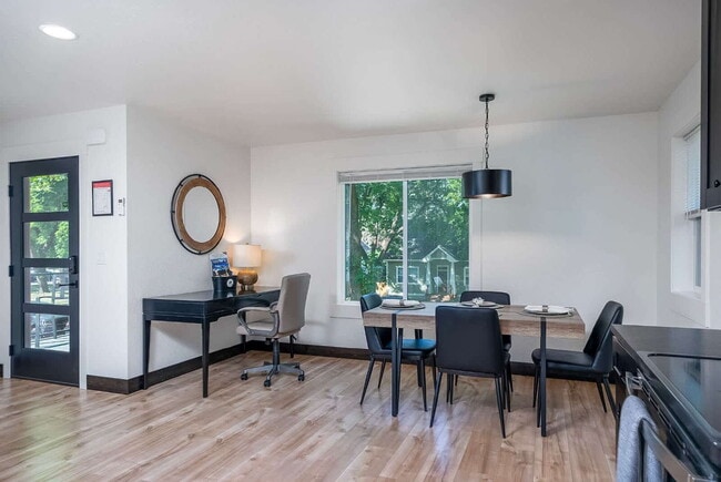Building Photo - Downtown furnished rental w/ all utilities included (avail. Oct. thru May only)