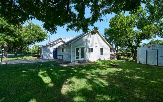 Building Photo - 401 S Ebrite St