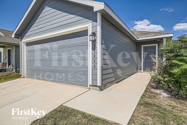 Foto del edificio - 13835 Llama Pl