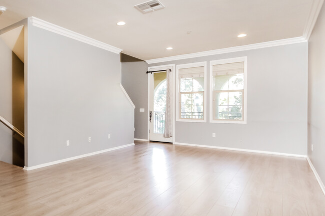 Building Photo - 826 E Promenade