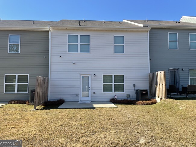 Foto del edificio - 7540 Knoll Hollow Rd
