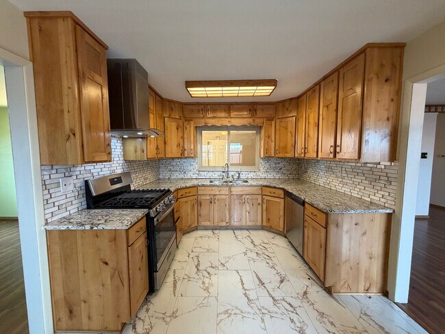 Foto del edificio - Cozy 4 Bedroom 2 Bathroom Home In The NE!