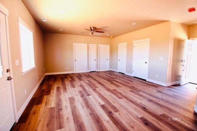 Building Photo - 1525 W Creekside Dr