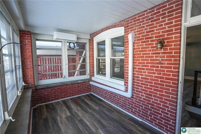 Foto del edificio - 256 Lehigh Ave