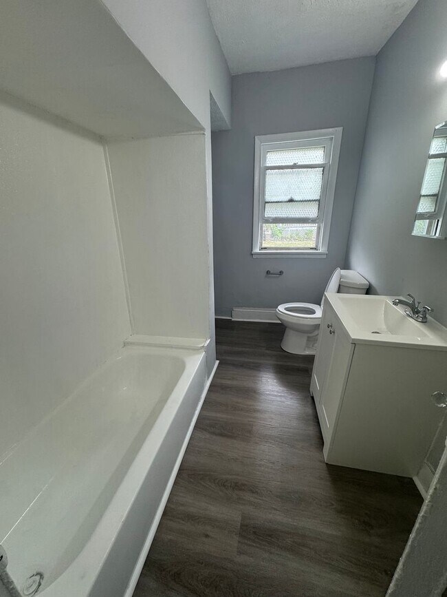 Building Photo - Shaker Heights 3 Bedroom Down