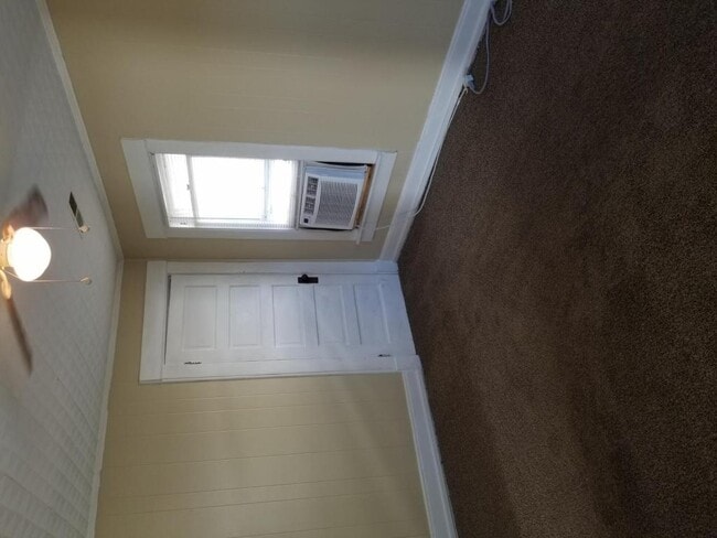 Building Photo - 204 S. 4th Street Apt. B