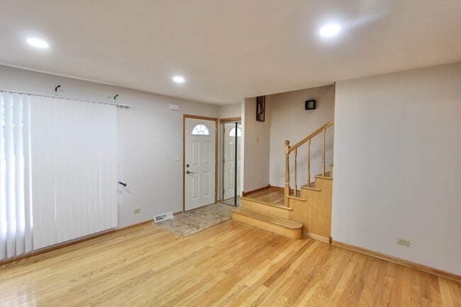 Building Photo - 7108 W Niles Ave