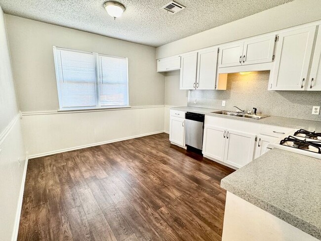 Foto del edificio - 606 N Village Ave