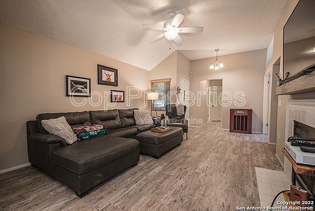 Foto del edificio - 16807 Cedar Tree Way