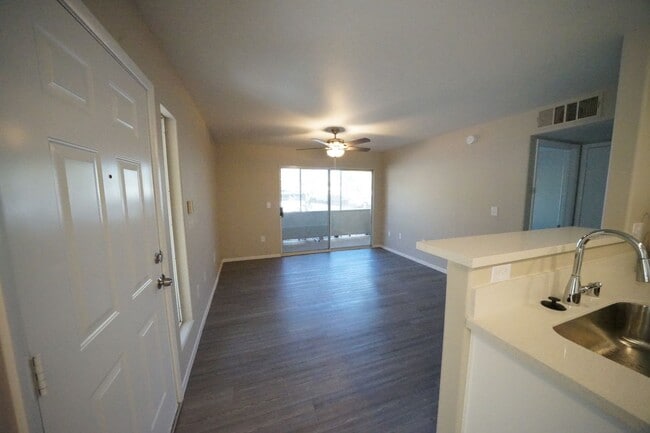 Building Photo - 5710 E Tropicana Ave