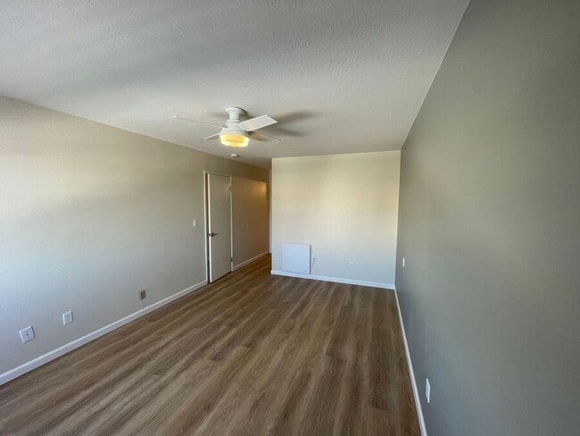 Building Photo - 410 Evelyn Ave