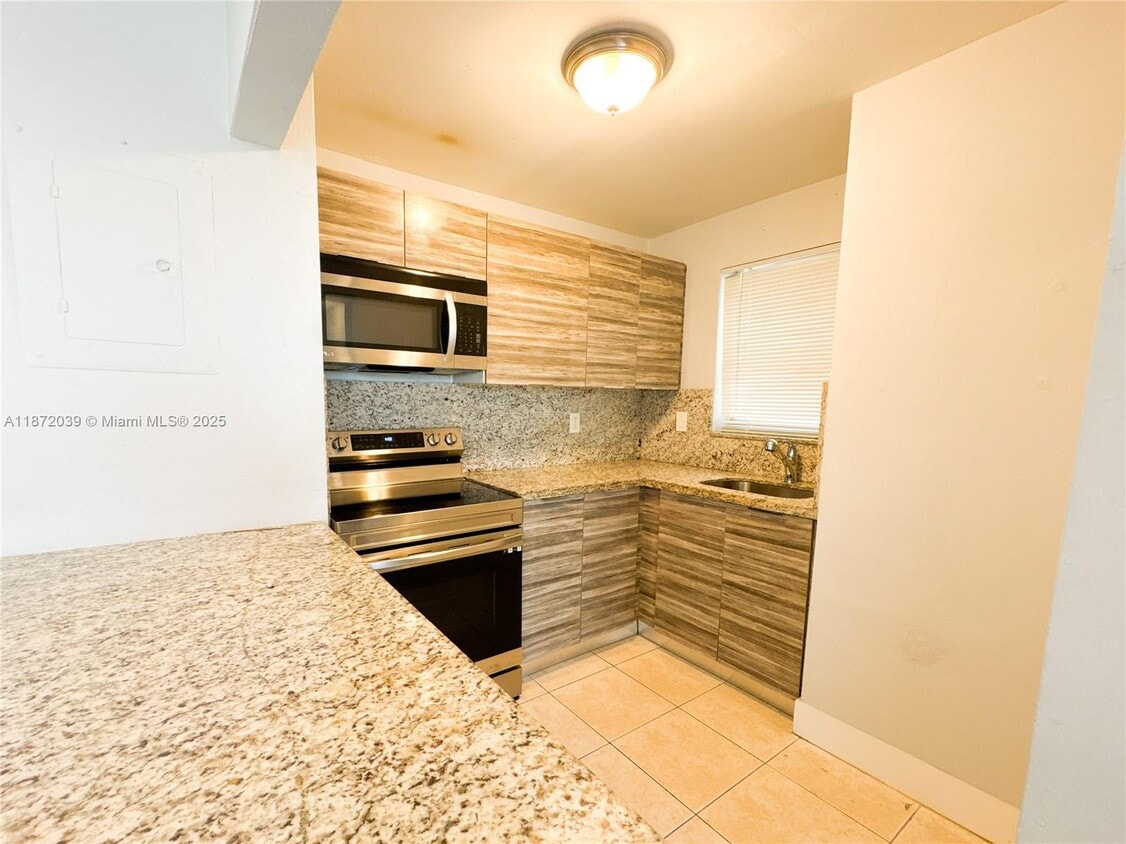 Building Photo - 8840 Fontainebleau Blvd