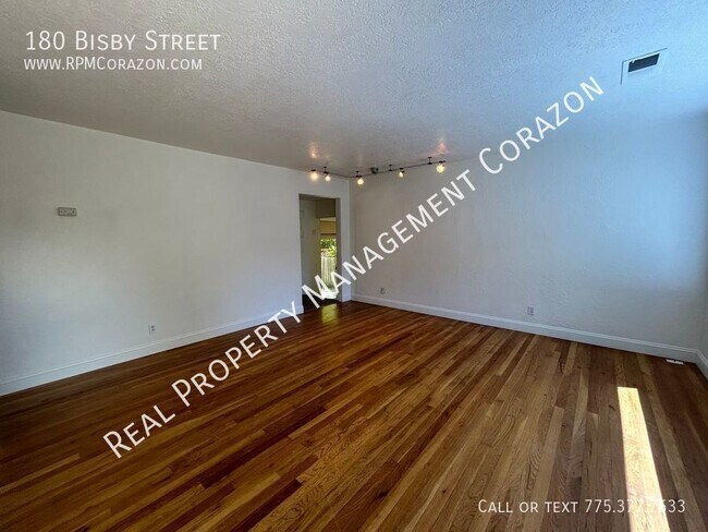 Foto del edificio - Rare 6 bedroom college house w/ great yard...