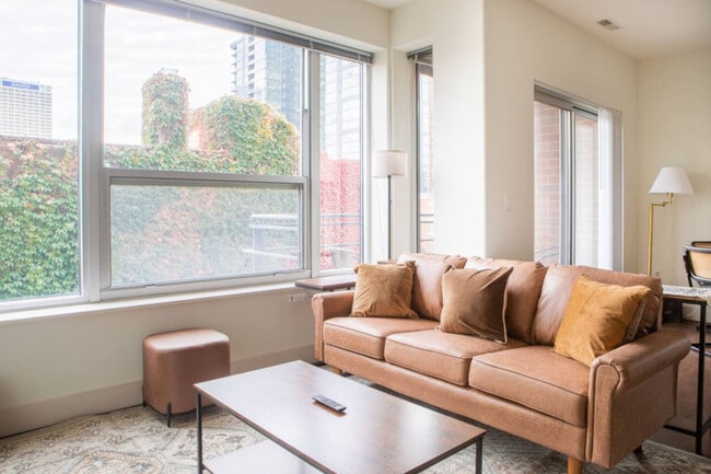 Foto del edificio - 1040 N Cass St