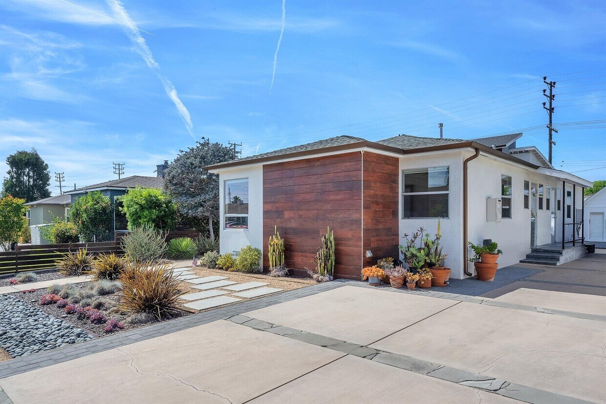 Foto del edificio - 8447 Kittyhawk Ave