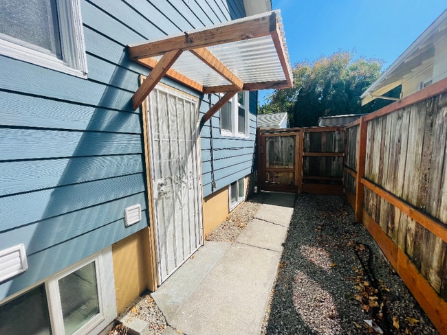 Building Photo - 7434 SE Duke St