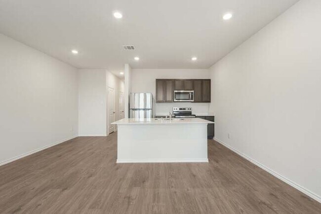 Building Photo - 6018 Primrose Rd