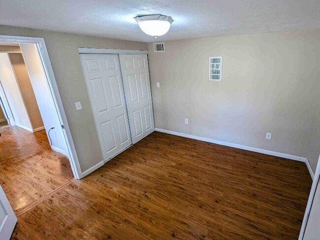 Foto del edificio - 275 E Lake Dr