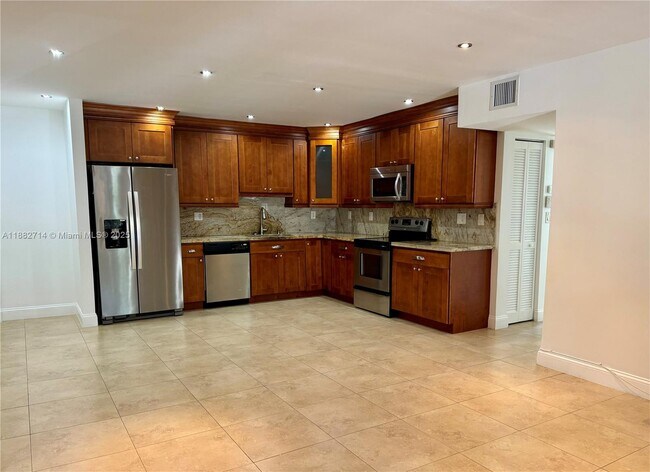 Building Photo - 10768 N Kendall Dr