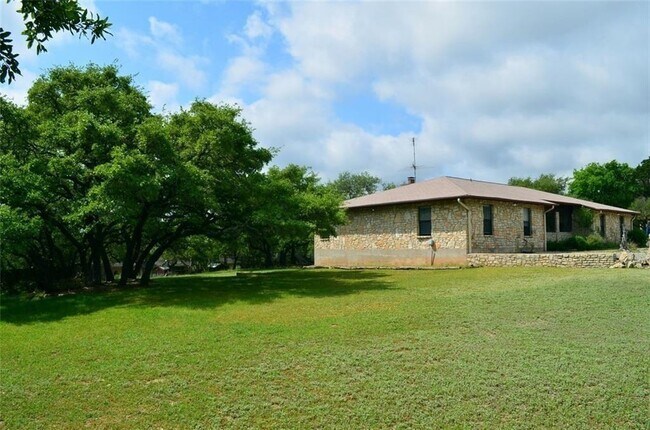 Building Photo - 696 Hill Country Trail