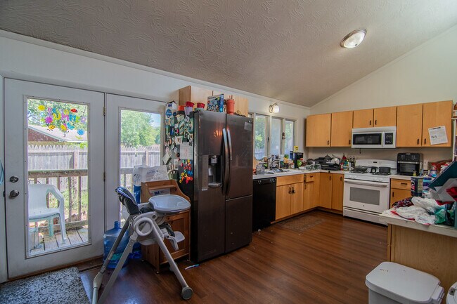 Building Photo - 2221 Belmont Ave