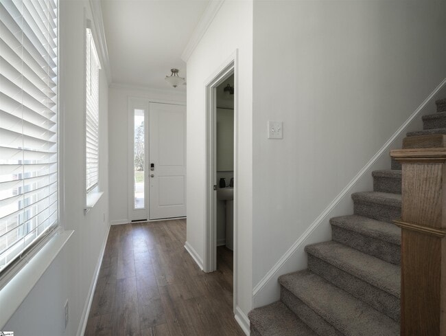 Foto del edificio - 323 Bryland Wy