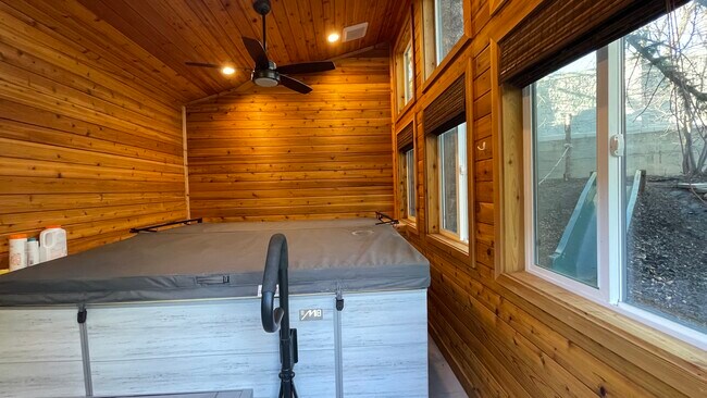 Private hot tub - 4343 S Lynne Ln