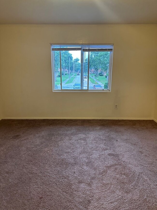 Building Photo - Warrensville Heights Townhome