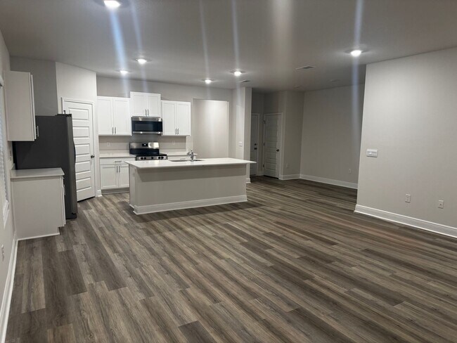 Building Photo - Brand new 5BR/3BA with Amenities Galore