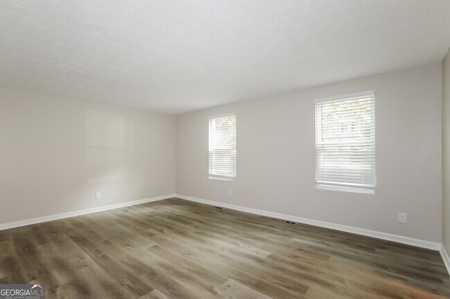 Foto del edificio - 694 Stoneside Dr