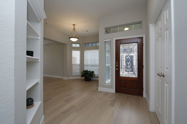 Foto del edificio - 7914 Glenn Cliff Dr