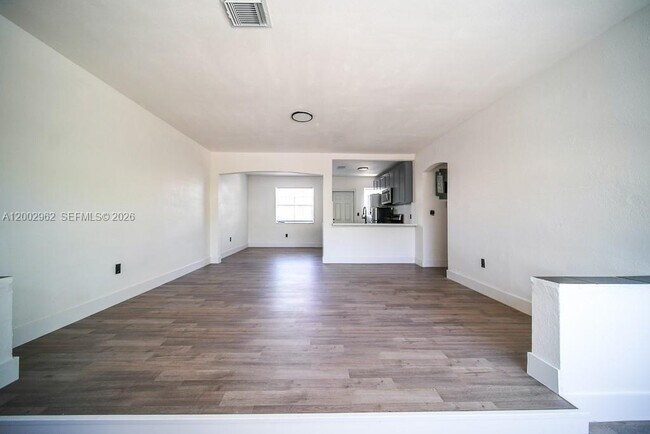 Foto del edificio - 533 NE 67th St