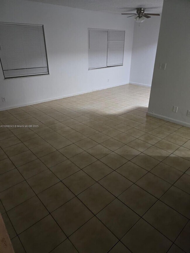 Foto del edificio - 5802 NW 21st St
